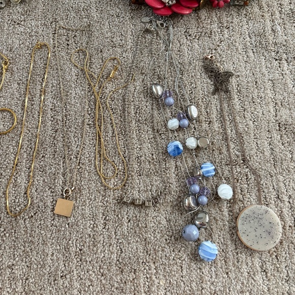 Jewelry Lot - New, Vintage, and Modern - Earrings, Bracelets, and Necklaces - Picture 5 of 6